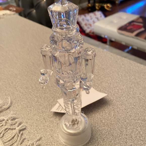 Light up nutcracker - Picture 2 of 3